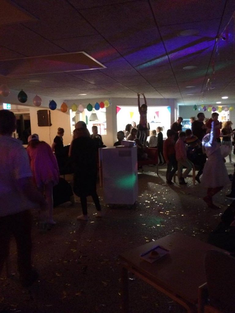 Glimmer, balloner, fest, farver og musik.